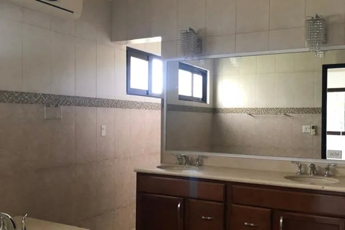 Venta de casa vacía en Paseo del Parque, Costa del Este, Panamá