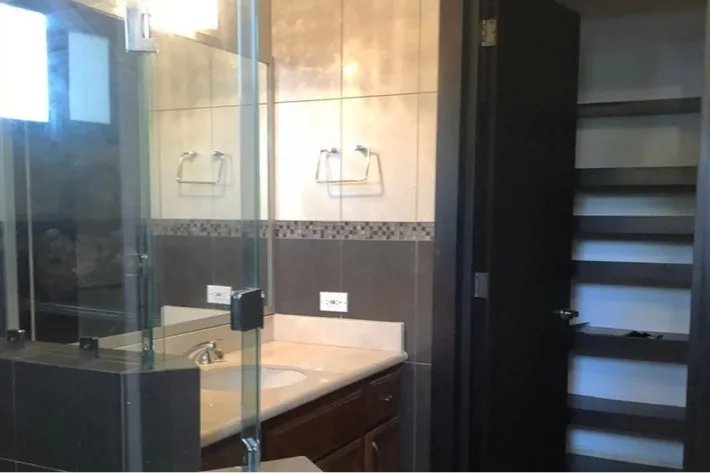 Venta de casa vacía en Paseo del Parque, Costa del Este, Panamá