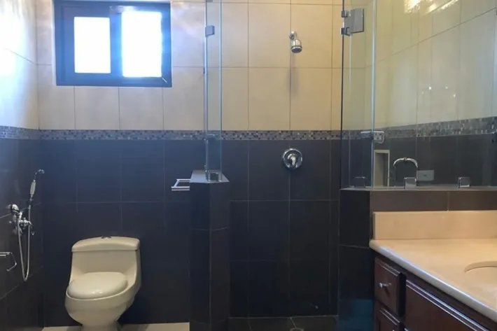 Venta de casa vacía en Paseo del Parque, Costa del Este, Panamá