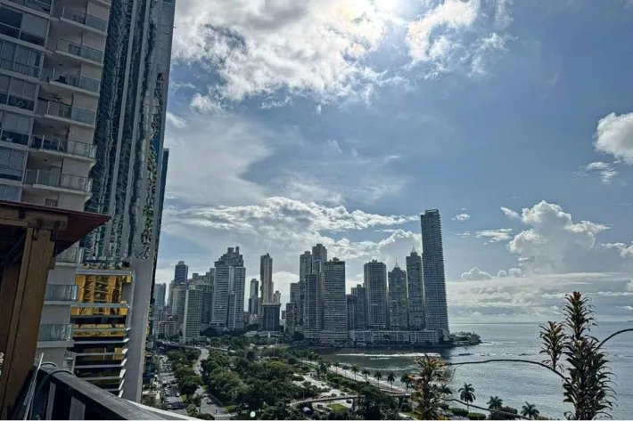 Venta de apartamento con linea blanca en PH Condesa del Mar, Avenida Balboa