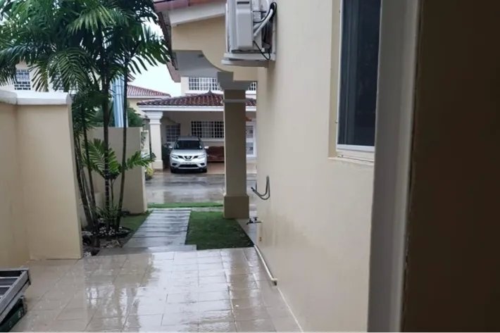 Empty house for sale in Villa Alta, Brisas del Golf, Panama