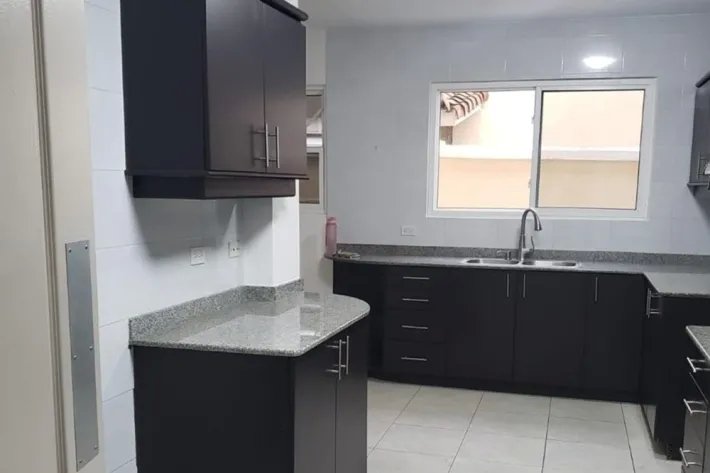 Empty house for sale in Villa Alta, Brisas del Golf, Panama