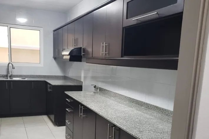Empty house for sale in Villa Alta, Brisas del Golf, Panama