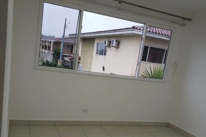 Empty house for sale in Villa Alta, Brisas del Golf, Panama