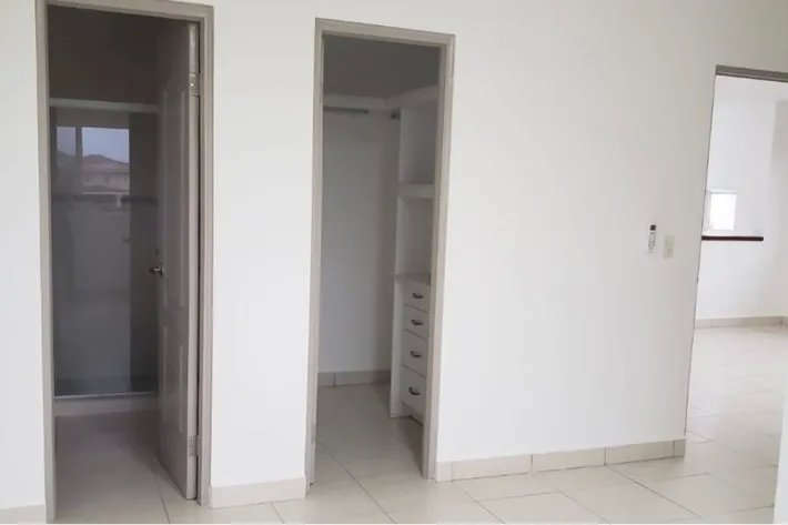 Empty house for sale in Villa Alta, Brisas del Golf, Panama