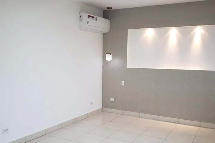 Empty house for sale in Villa Alta, Brisas del Golf, Panama
