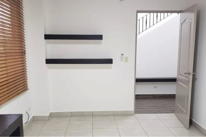 Empty house for sale in Villa Alta, Brisas del Golf, Panama