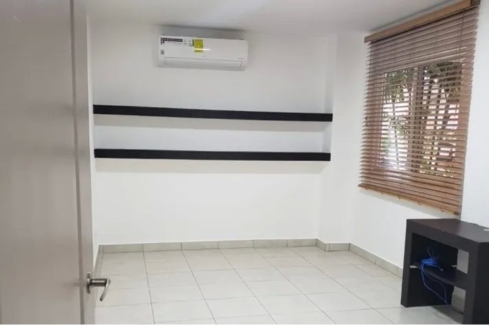 Empty house for sale in Villa Alta, Brisas del Golf, Panama