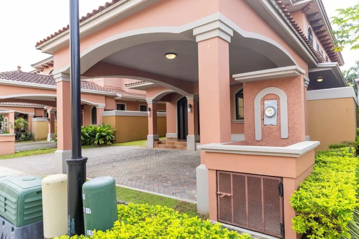 Venta de casa amoblada en Residencial el Doral, Costa Sur, Panamá
