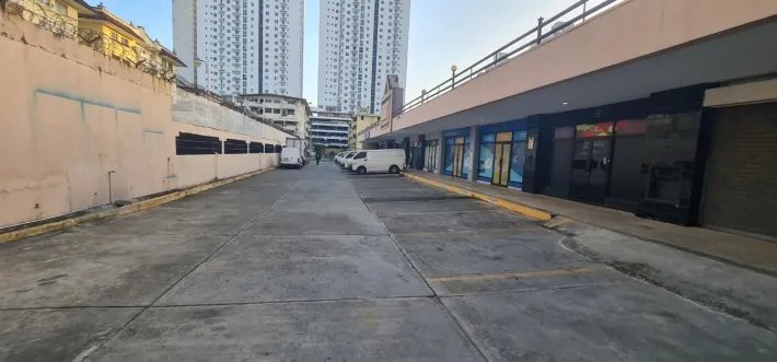 Alquiler de locales comerciales, Plaza Comercial Las Piramides