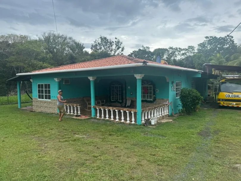 Hostal en venta en Playa Santa Catalina, Veraguas con casa en la Ave. ...
