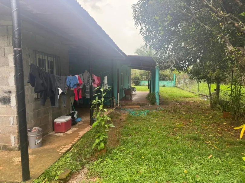 Hostal en venta en Playa Santa Catalina, Veraguas con casa en la Ave. ...