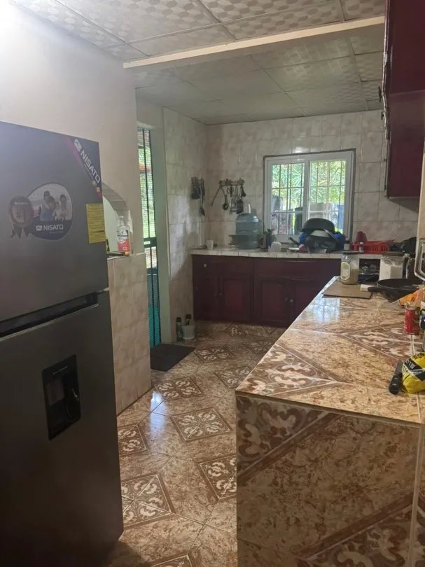Hostal en venta en Playa Santa Catalina, Veraguas con casa en la Ave. Central.