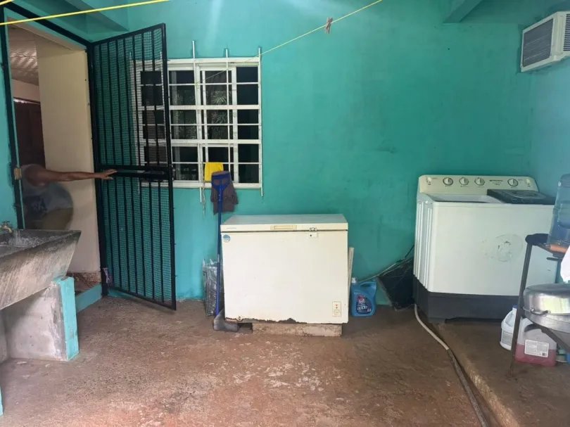 Hostal en venta en Playa Santa Catalina, Veraguas con casa en la Ave. Central.