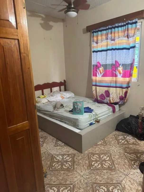 Hostal en venta en Playa Santa Catalina, Veraguas con casa en la Ave. Central.