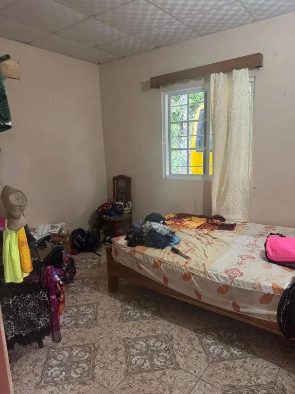 Hostal en venta en Playa Santa Catalina, Veraguas con casa en la Ave. Central.