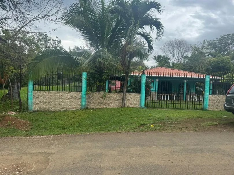 Hostal en venta en Playa Santa Catalina, Veraguas con casa en la Ave. Central.