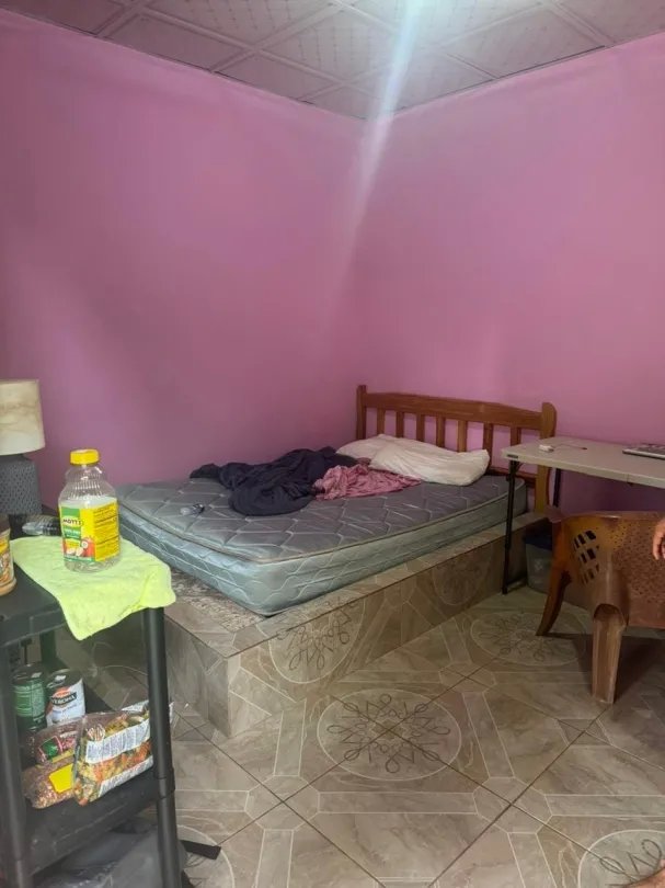 Hostal en venta en Playa Santa Catalina, Veraguas con casa en la Ave. Central.