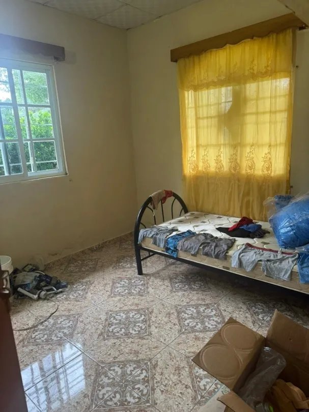 Hostal en venta en Playa Santa Catalina, Veraguas con casa en la Ave. Central.
