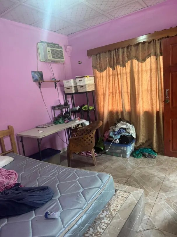 Hostal en venta en Playa Santa Catalina, Veraguas con casa en la Ave. Central.