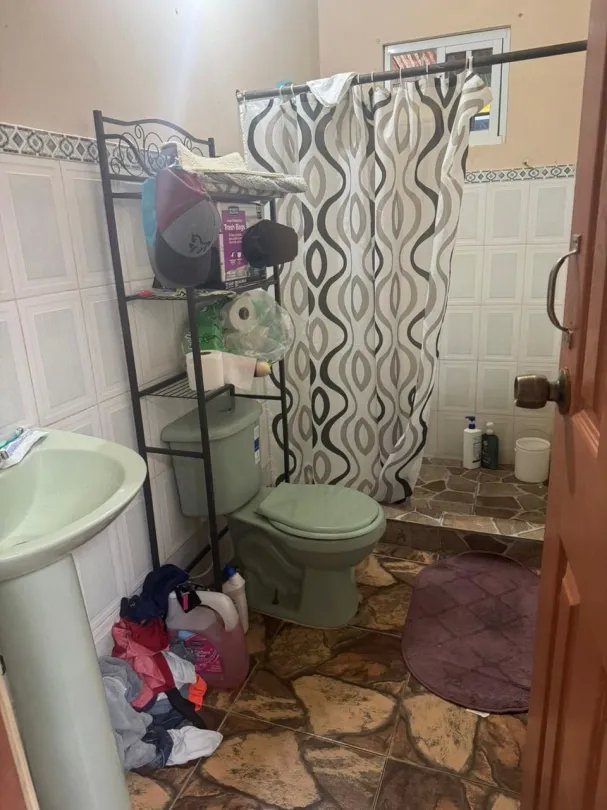 Hostal en venta en Playa Santa Catalina, Veraguas con casa en la Ave. Central.