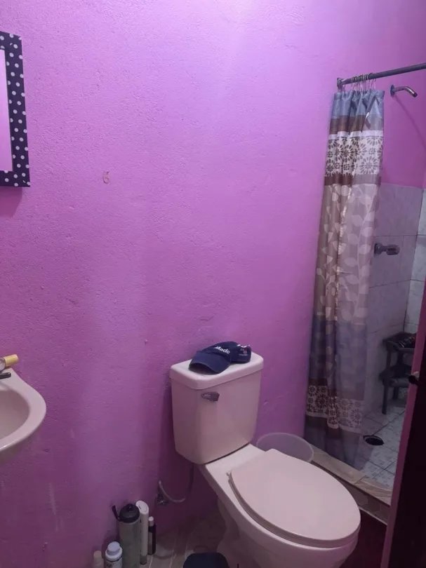 Hostal en venta en Playa Santa Catalina, Veraguas con casa en la Ave. Central.