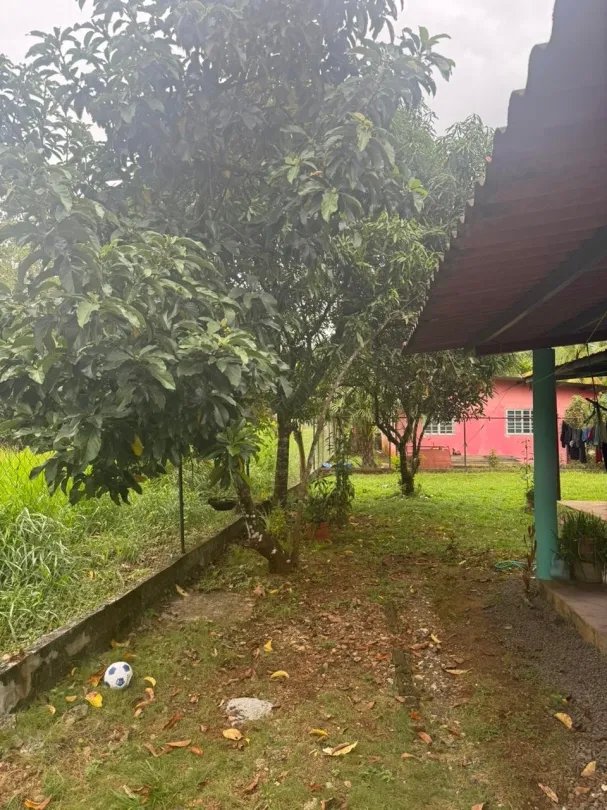 Hostal en venta en Playa Santa Catalina, Veraguas con casa en la Ave. Central.