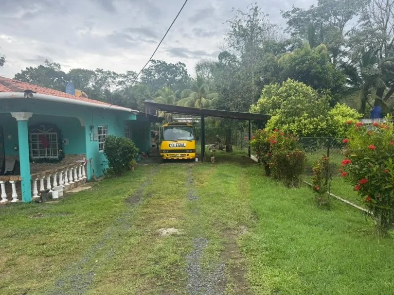 Hostal en venta en Playa Santa Catalina, Veraguas con casa en la Ave. Central.