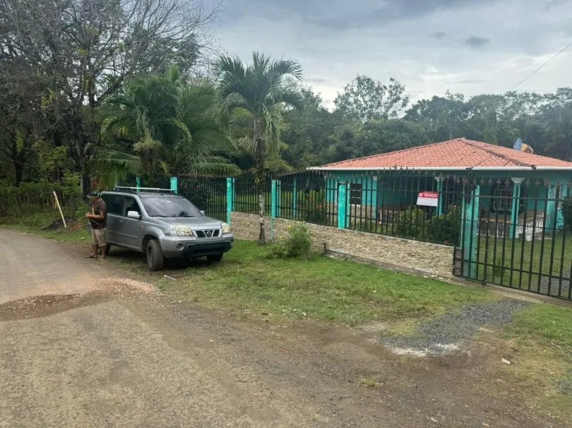 Hostal en venta en Playa Santa Catalina, Veraguas con casa en la Ave. Central.