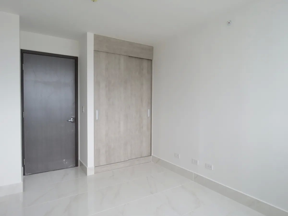 Apartment For Sale in Edison Park