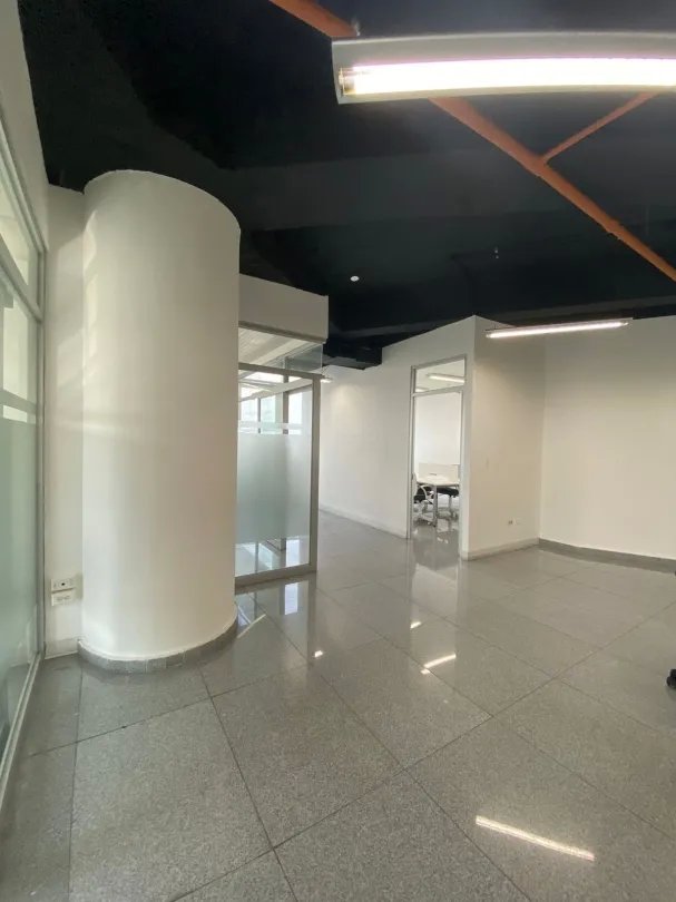Alquiler de oficina amoblada en Torre F&F en calle 50, Panamá