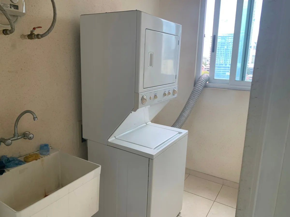 Apartment For Sale in Avenida Balboa