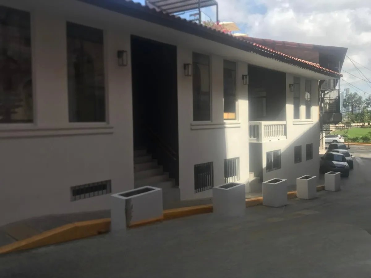 Retail For Rent in Casco Antiguo