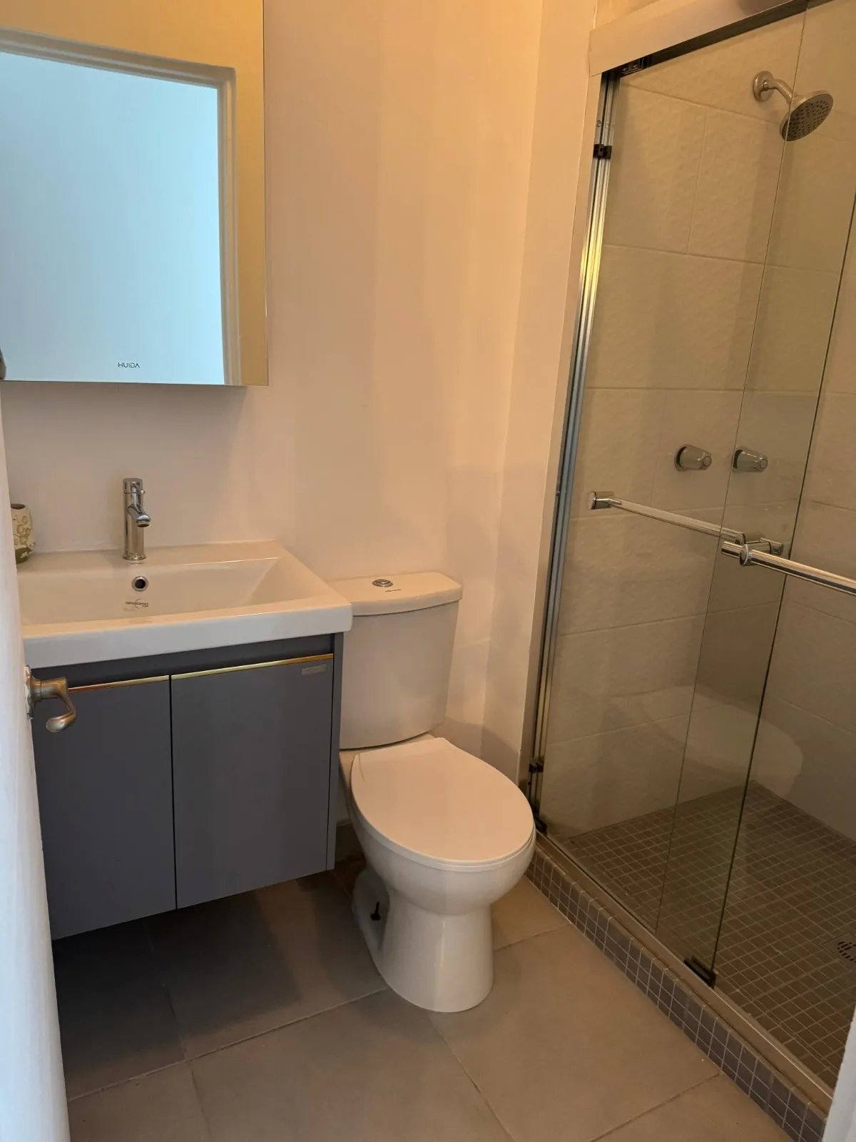 Se alquila apartamento amoblado moderno, en la Av. Balboa