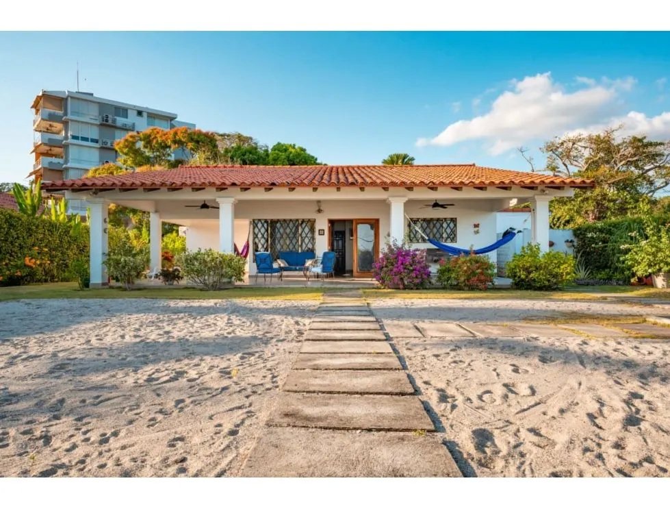 Venta de casa de playa en Playa Blanca, Farallón, Coclé