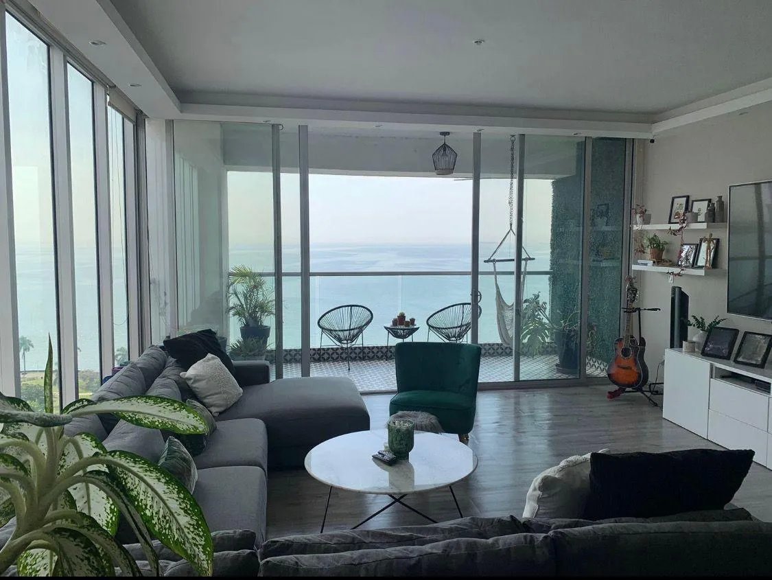 Apartment For Sale in Avenida Balboa