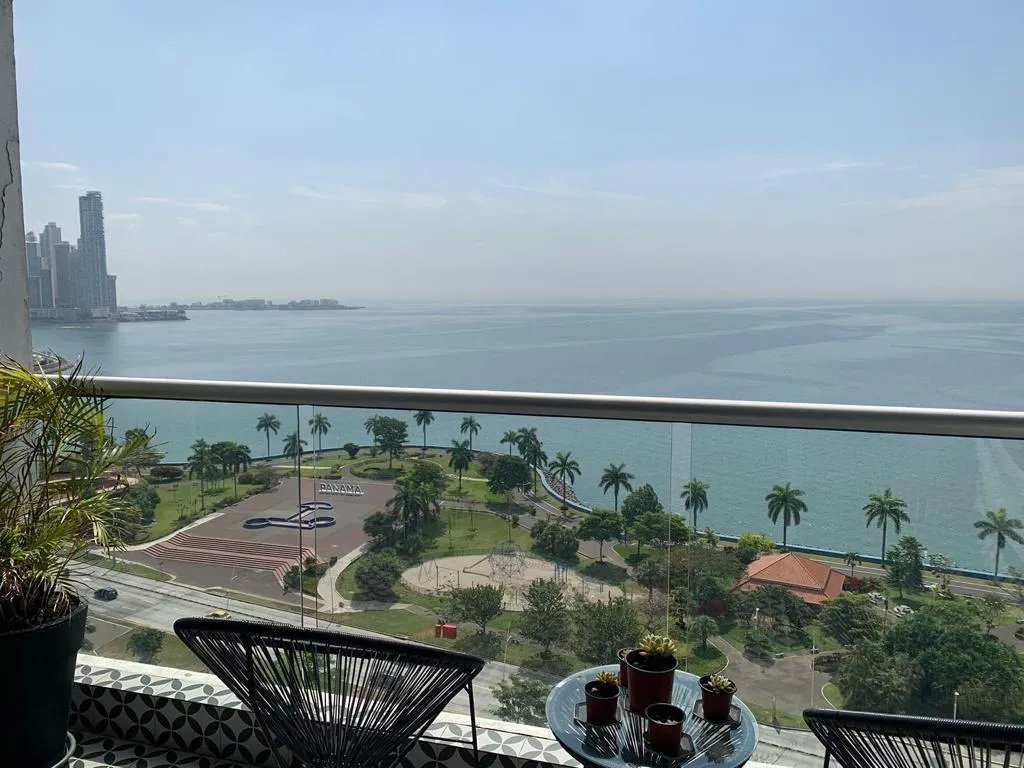 Apartment For Sale in Avenida Balboa