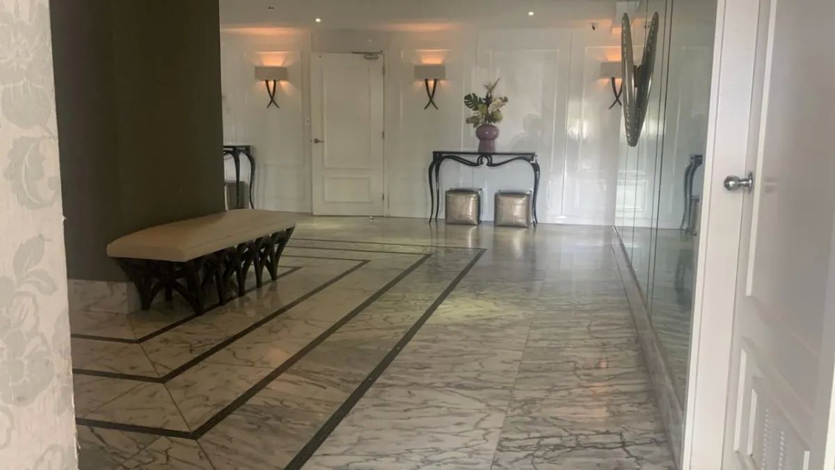Apartment For Sale in Avenida Balboa