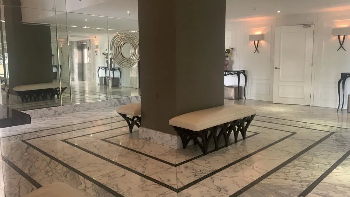 Apartment For Sale in Avenida Balboa