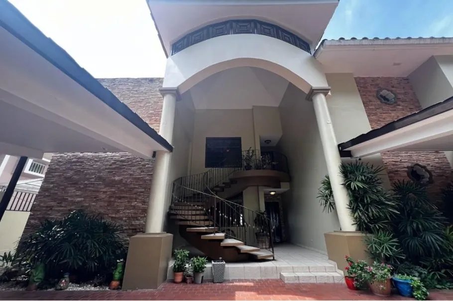 Venta de casa en Betania, PH. Castellanos, Apartamento A / 310m2