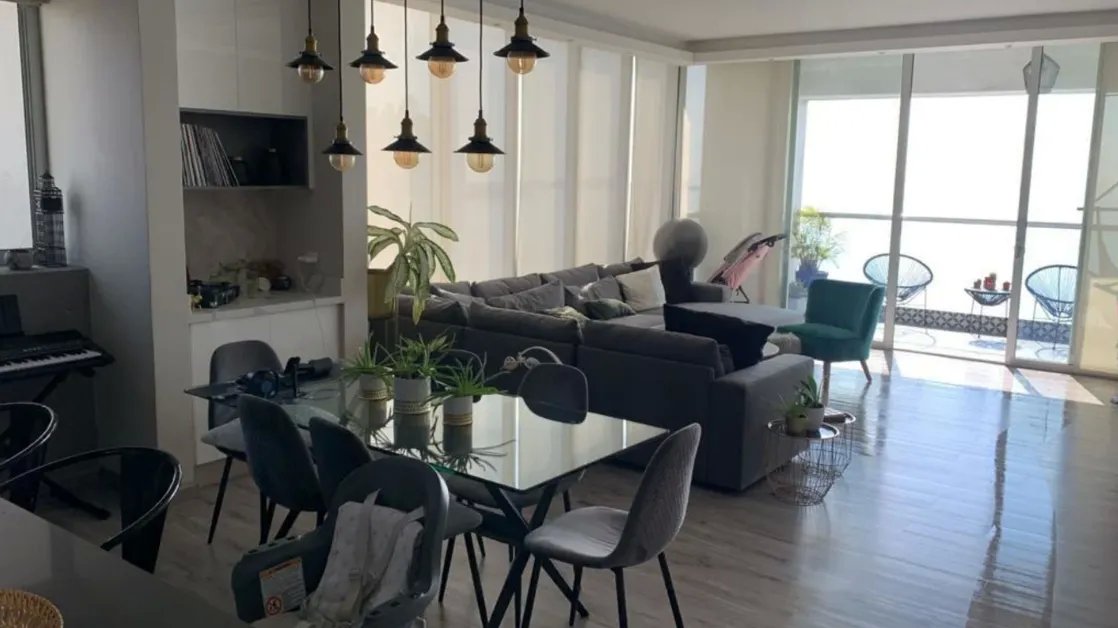 Apartment For Sale in Avenida Balboa