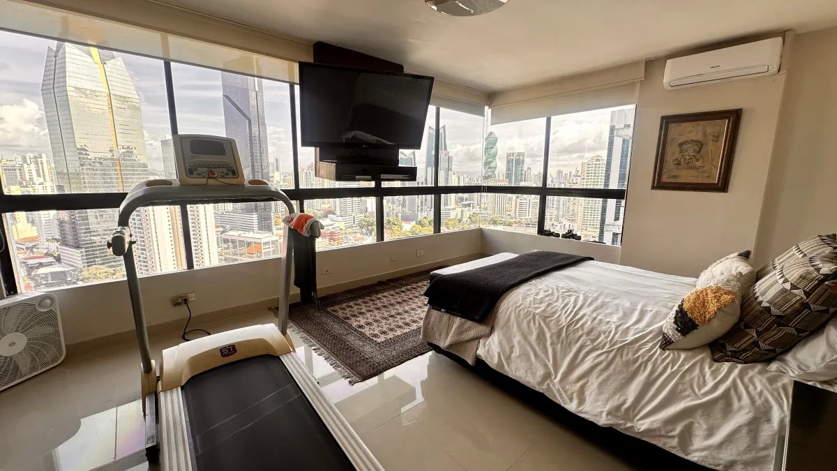 Apartment For Sale in Avenida Balboa