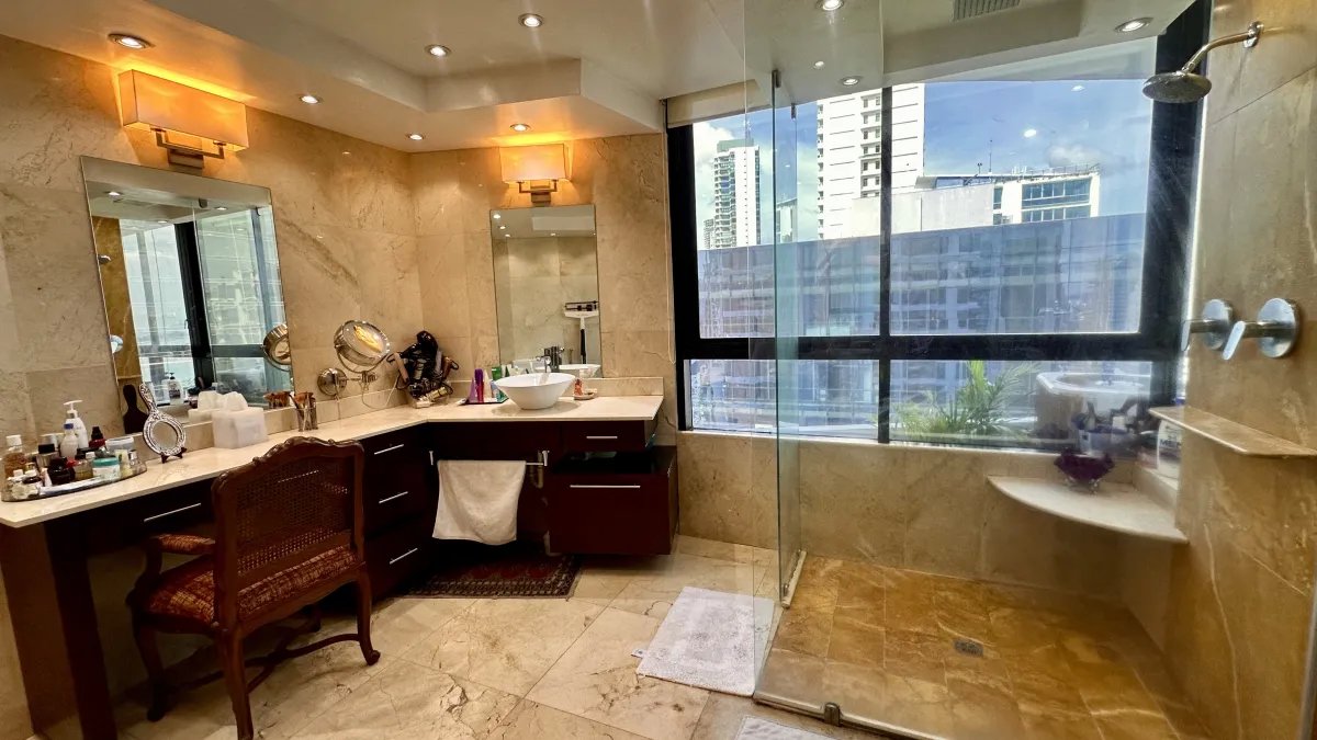 Apartment For Sale in Avenida Balboa