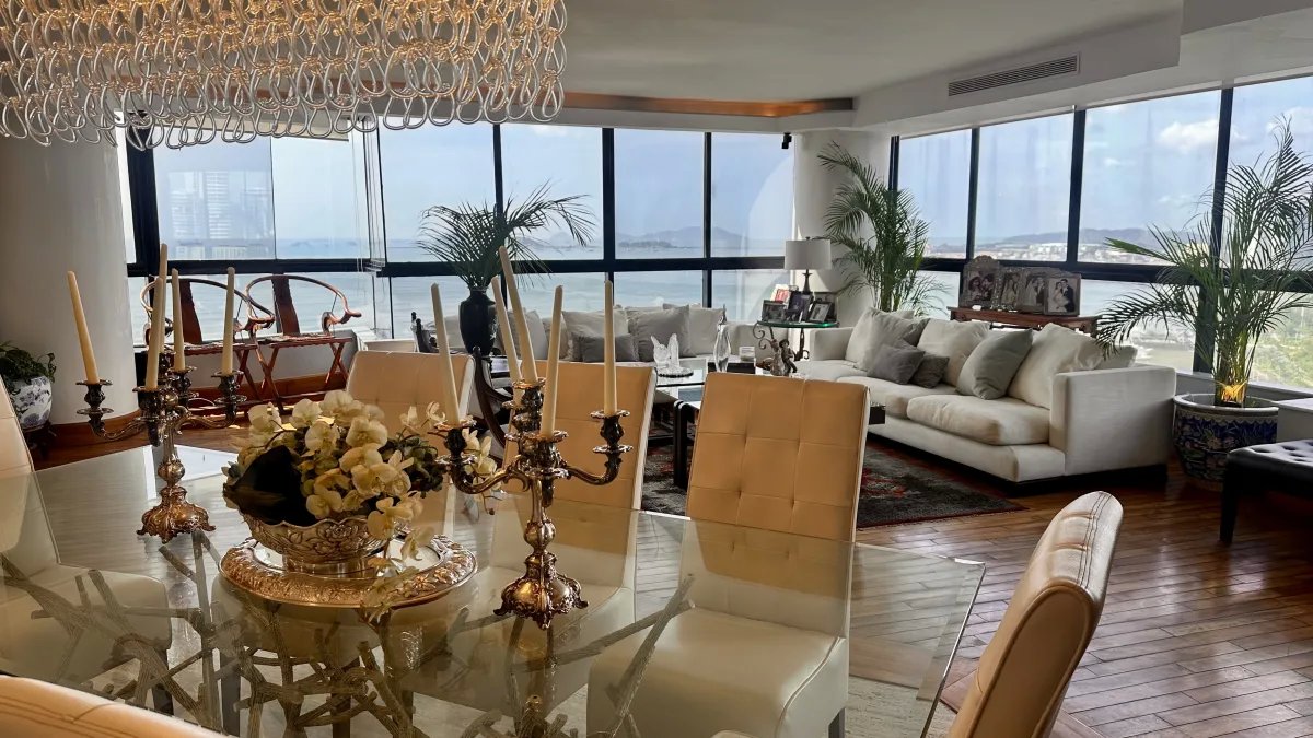 Apartment For Sale in Avenida Balboa