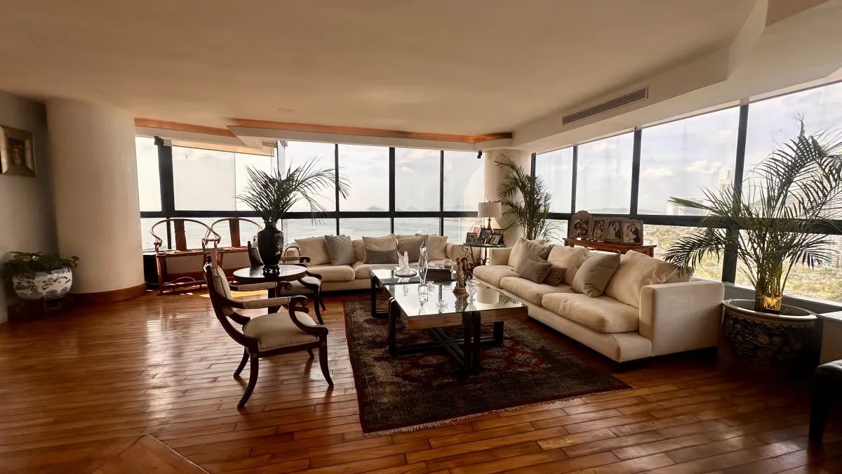 Apartment For Sale in Avenida Balboa