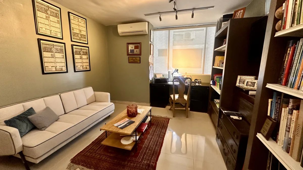 Apartment For Sale in Avenida Balboa