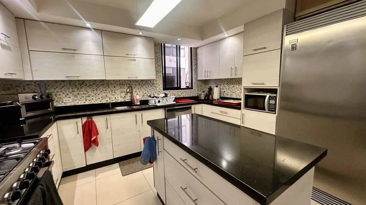 Apartment For Sale in Avenida Balboa