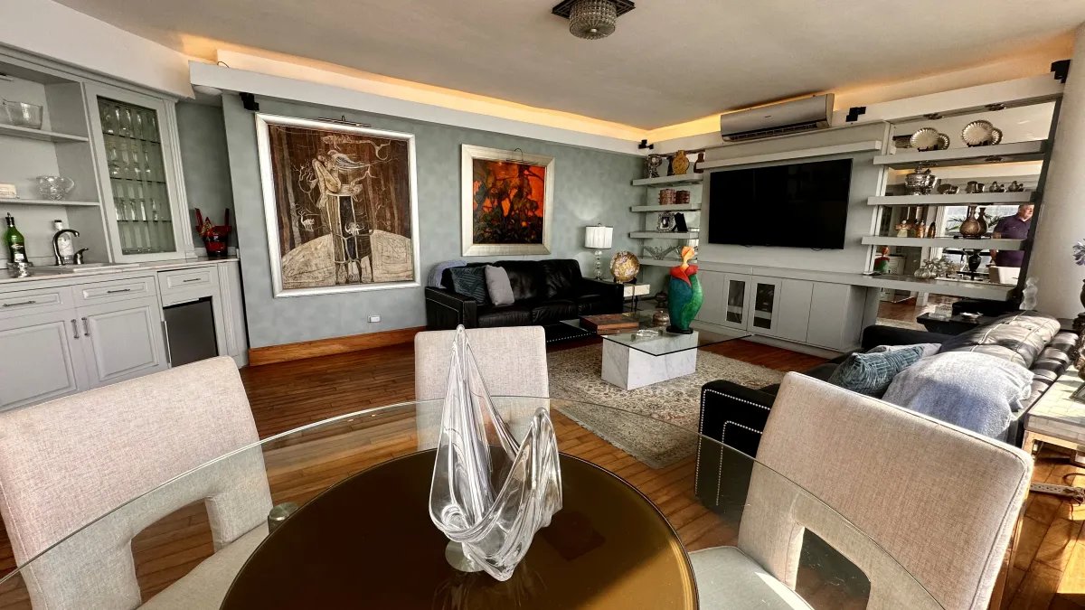 Apartment For Sale in Avenida Balboa