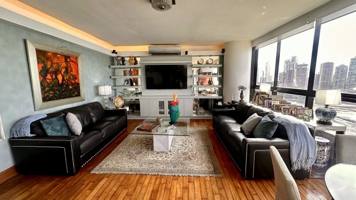 Apartment For Sale in Avenida Balboa