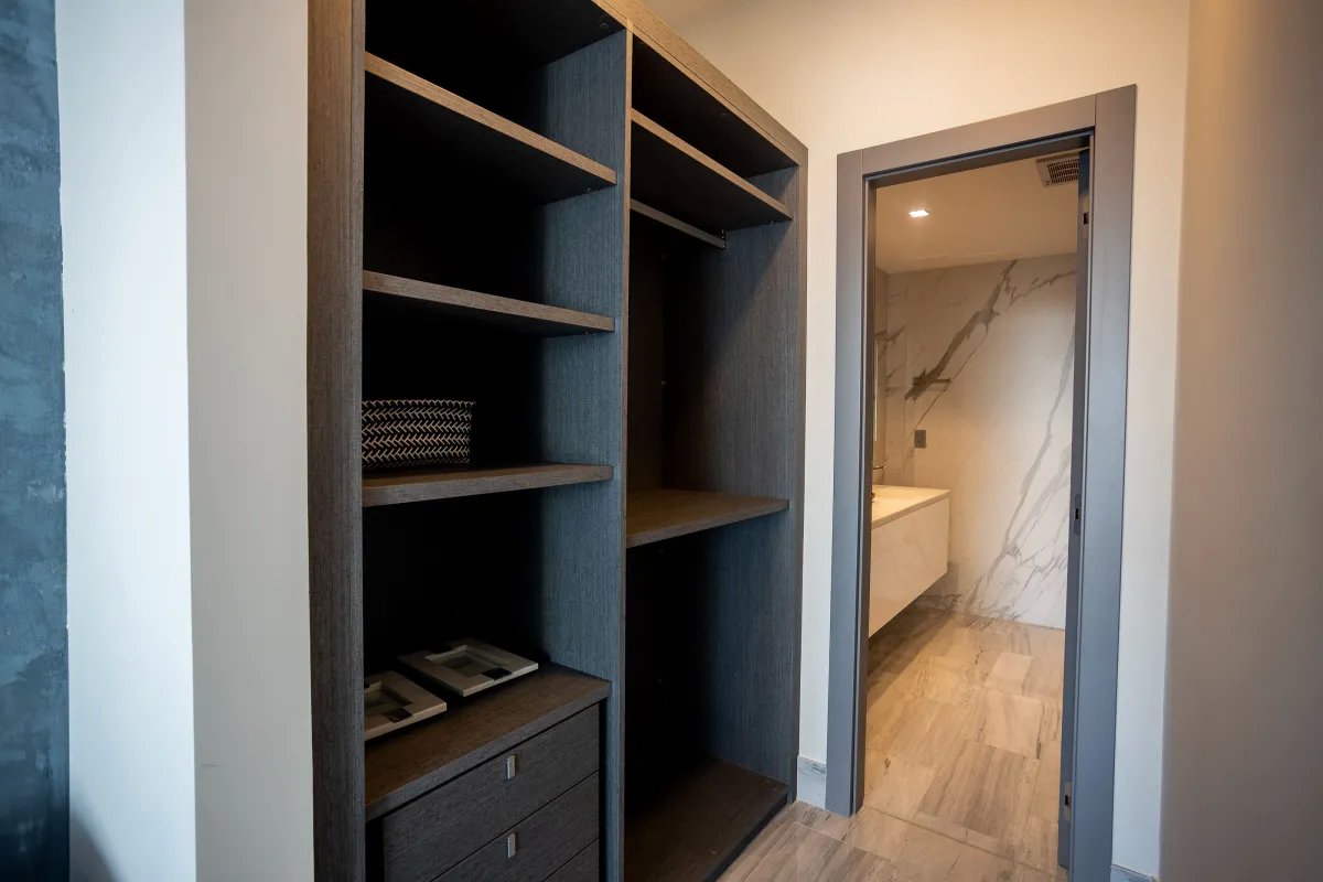 Apartment For Sale in Avenida Balboa